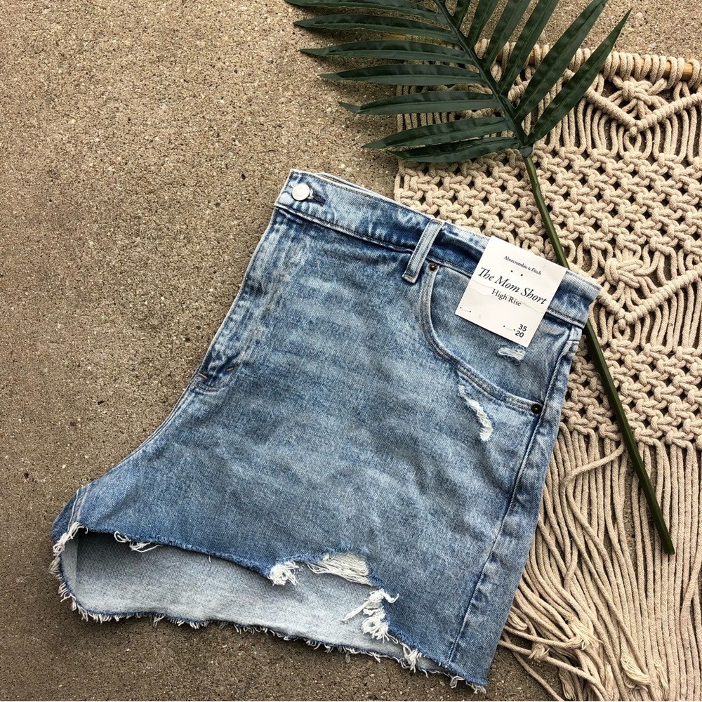 New Abercrombie & Fitch Mom Jean Shorts Size 35 / 20 Distressed High Rise